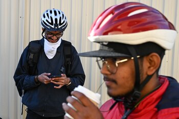 Jemish Lakhani (izq.), Un estudiante