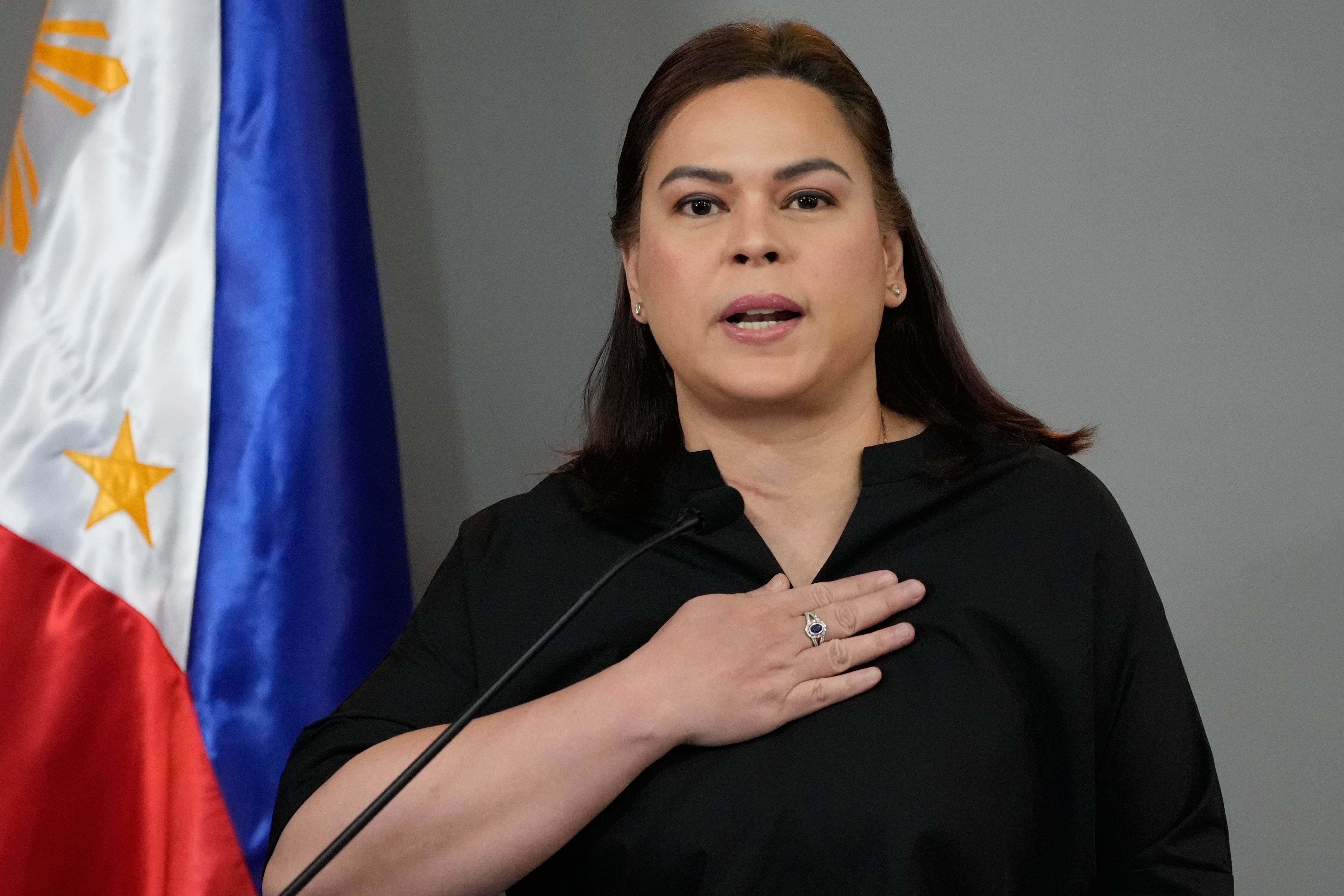 La vicepresidenta de Filipinas Sara Duterte hace un gesto mientras anuncia su intención de presentarse a las próximas elecciones durante una conferencia de prensa el miércoles 18 de febrero de 2026 en Manila, Filipinas. (AP Foto/Aaron Favila)