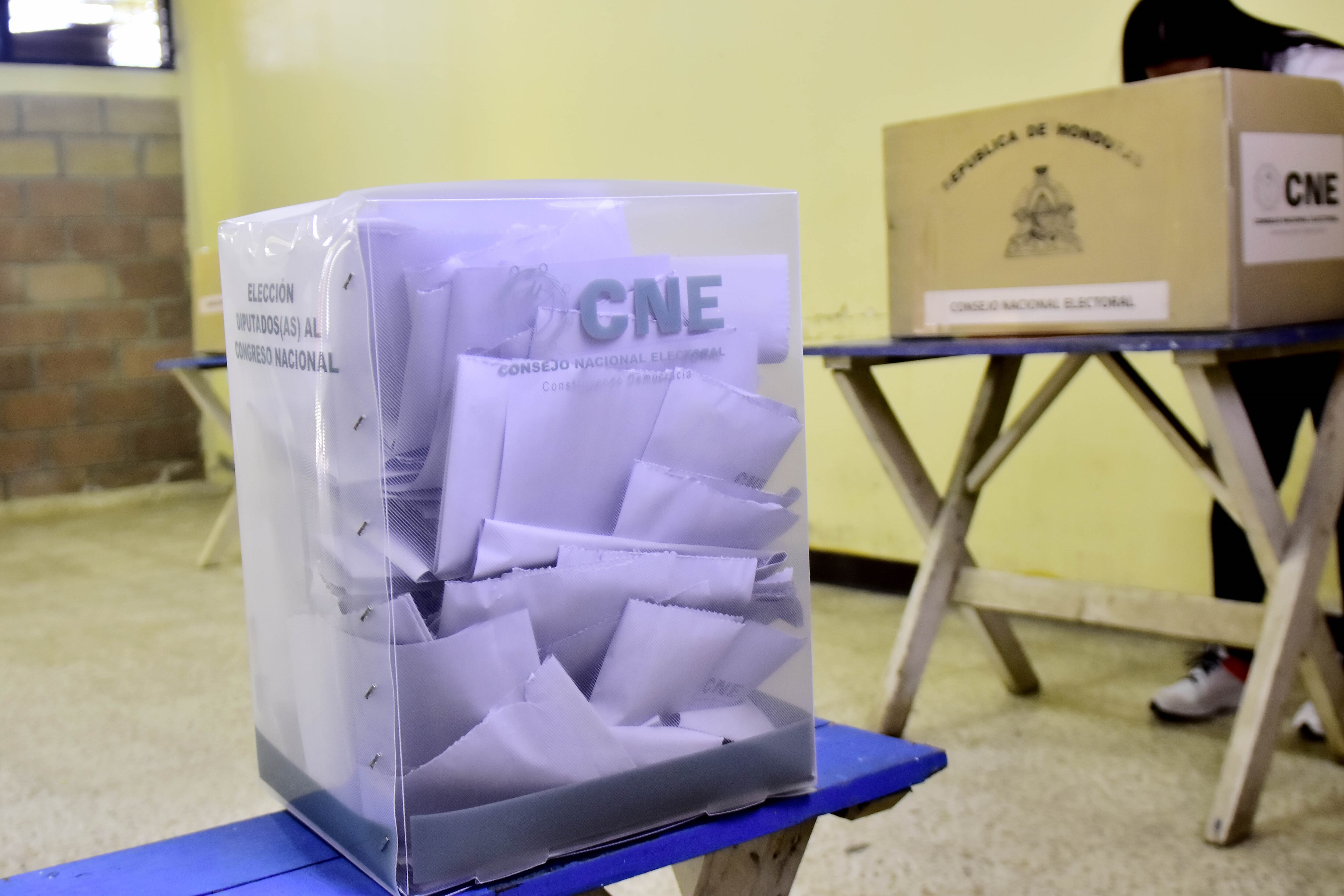 Fotografía de archivo de una urna en un centro de votación de San Pedro Sula (Honduras). EFE/ José Valle