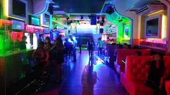 Vodka con pastillas y falsas coimas policiales: la gira criminal de una viuda negra de Flores y su “carnada” menor de edad