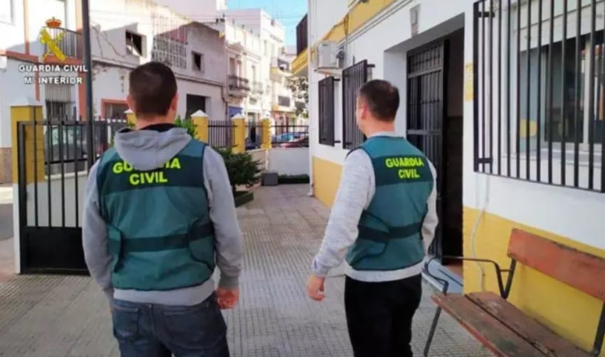 Agentes de la Guardia Civil de Isla Cristina, en Huelva. (Europa Press)