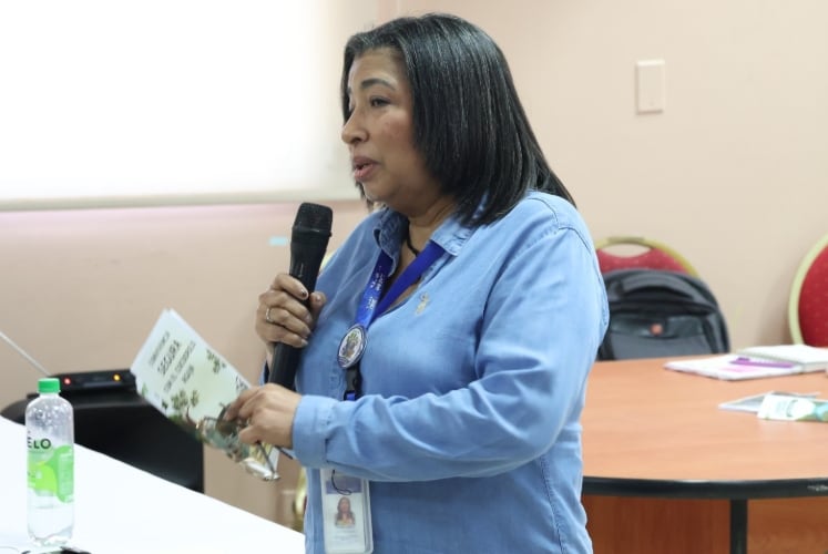 Miriam Venegas Anaya, investigadora del Centro de Investigaciones Hidráulicas y Técnicas de la Universidad Tecnológica de Panamá, conocida como la “doctora cocodrilo”. (MiAmbiente)