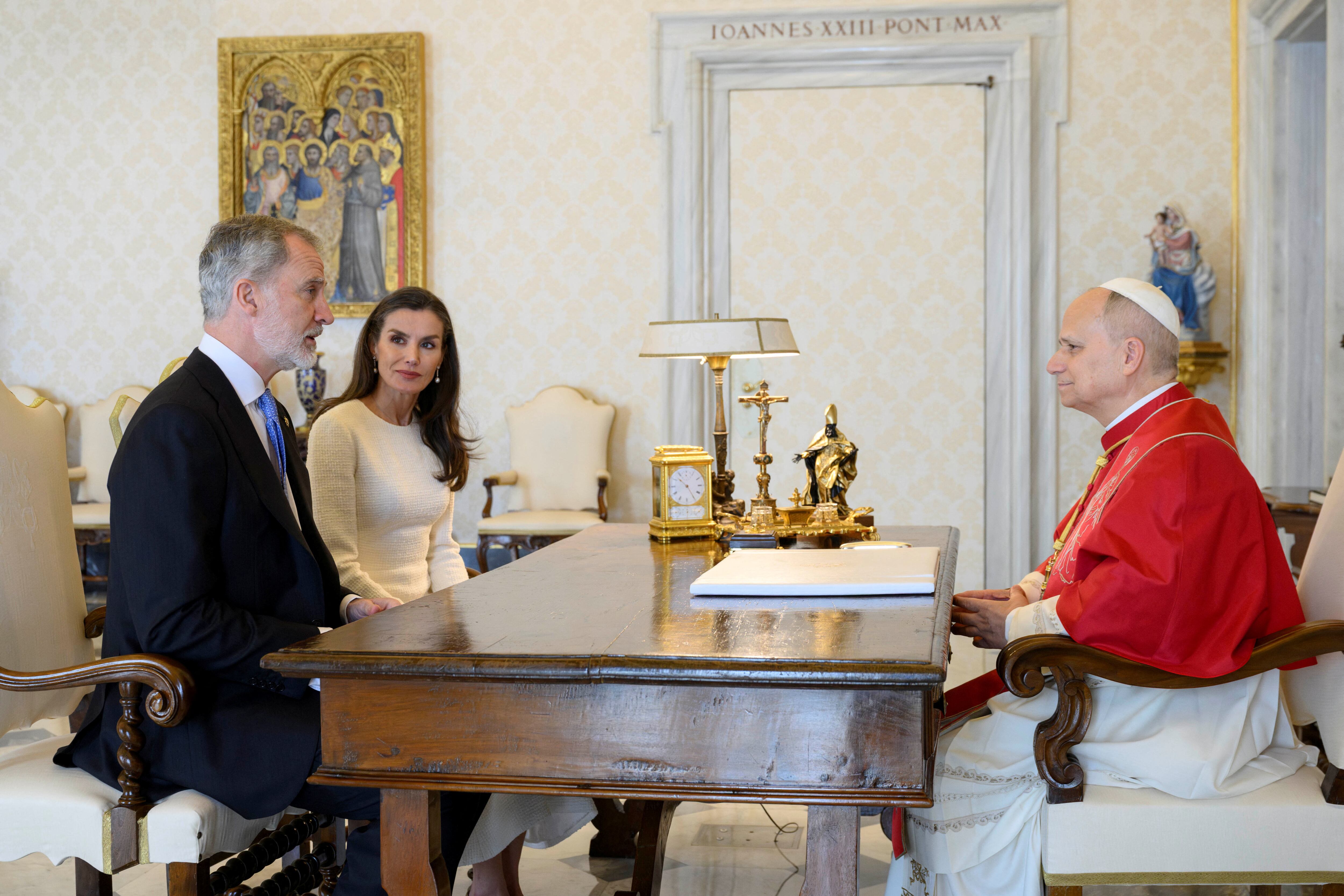 Todos los detalles del primer encuentro de Felipe y Letizia con el Papa  León XIV en el Vaticano: del privilegio de la reina al intercambio de  regalos - Infobae