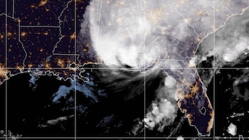 EN VIVO Huracán Isaías: el ciclón cayó a categoría 1 tras tocar tierra y reportan 688.000 usuarios sin energía