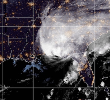 Captura de video tomada de la pagina oficial de la Oficina Nacional de Administración Oceánica y Atmosférica (NOAA), a través del Centro Nacional de Huracanes (NHC) de EE.UU., donde se muestra al huracán Isaías tras tocar tierra el viernes, cerca de Destin, en el noroeste de Florida (EFE/NOAA-NHC)
