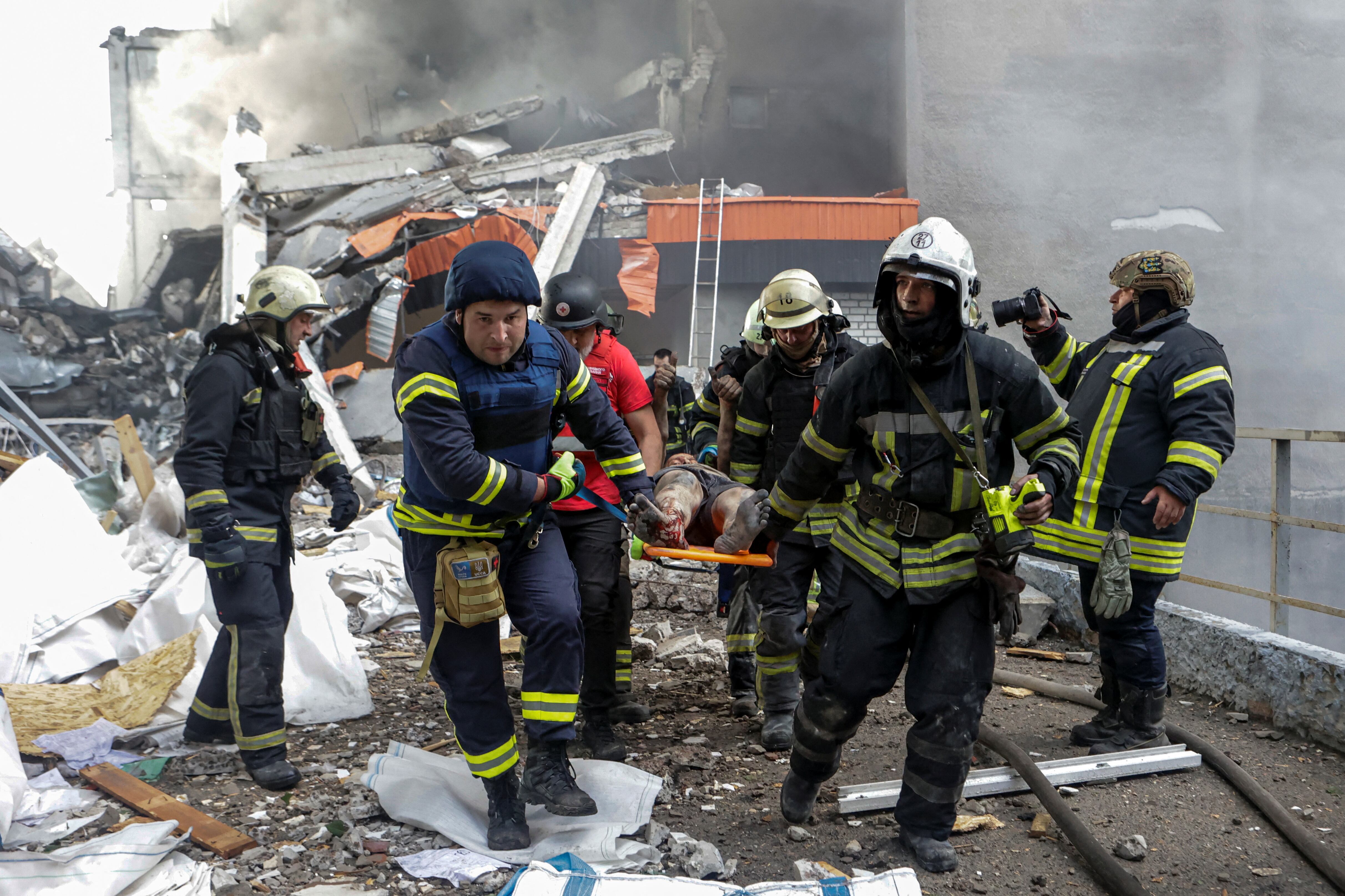 En el sur de Ucrania, la ciudad portuaria de Kherson también fue blanco de ataques. El gobernador regional, Oleksandr Prokudin, informó que un bombardeo ruso mató a una pareja y dañó dos edificios residenciales de gran altura (REUTERS/Sofiia Gatilova)