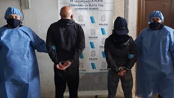 La pareja platense detenida. (Twitter: