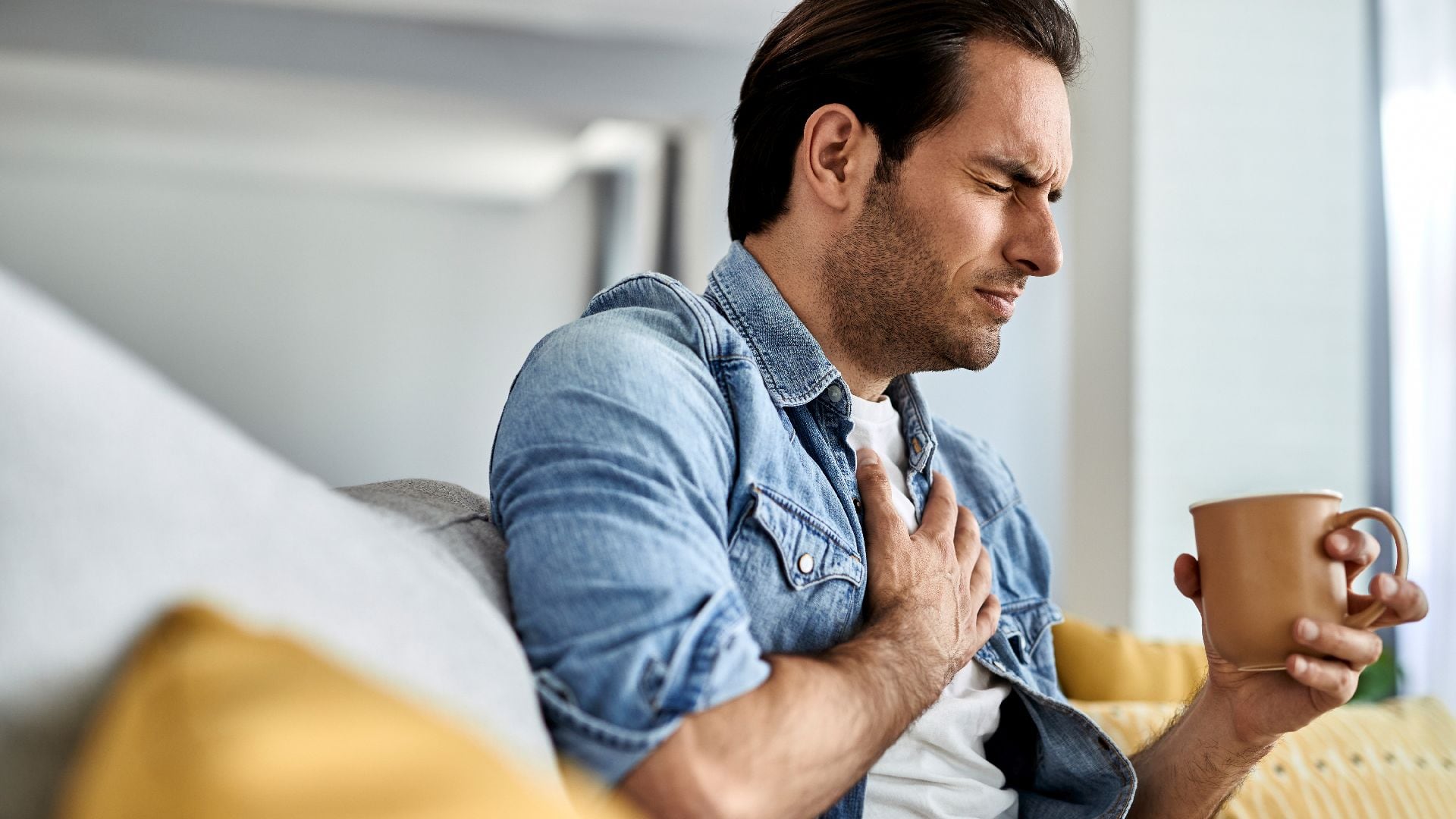 El debate sobre el colesterol LDL enfrenta posturas sobre su relación directa con el riesgo cardiovascular (Freepik)