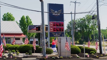 Abre la primera estación “Freedom Fuel” en Pensilvania con el galón de gasolina a USD 3,47 tras el anuncio de Trump