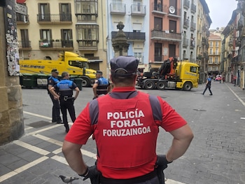 Varias personas han resultado heridas este domingo por la tarde al ser atropelladas por un camión de la basura que ha perdido el control en la plaza de Navarrería, en Pamplona. Algunas han quedado atrapadas debajo del vehículo y han tenido que ser rescatadas por los bomberos.