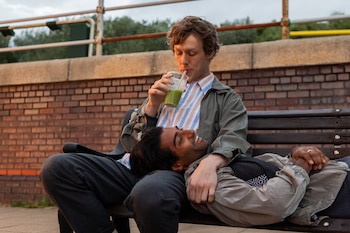 Josh Finan y Nikhil Parmar en la serie de la BBC 'La vida en la sombra'