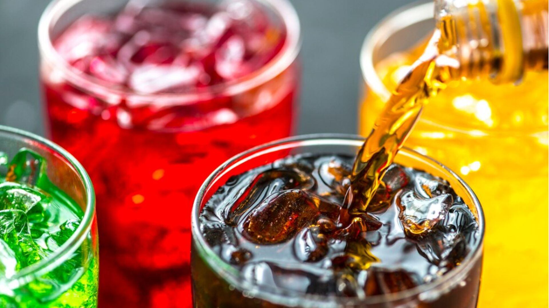 Las bebidas azucaradas, como refrescos y jugos industriales, lideran la lista de productos más dañinos para la salud metabólica y cardiovascular (Crédito: Freepik)