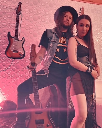 La joven administraba una veterinaria, mientras que su pareja se dedicaba a la escena musical - crédito Redes sociales/Facebook