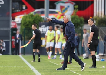 El árbitro Gustavo Correia recibe el premio al mejor jugador del partido tras el empate entre Benfica y Famalicão, en una insólita protesta del club lisboeta - crédito Benfica