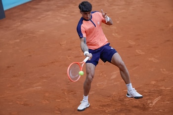 El tenista argentino Francisco Comesaña ante el checo Tomas Machac en el partido correspondiente a la primera ronda del cuadro masculino del Mutua Madrid Open disputado en la Caja Mágica de Madrid. EFE/ JuanJo Martín