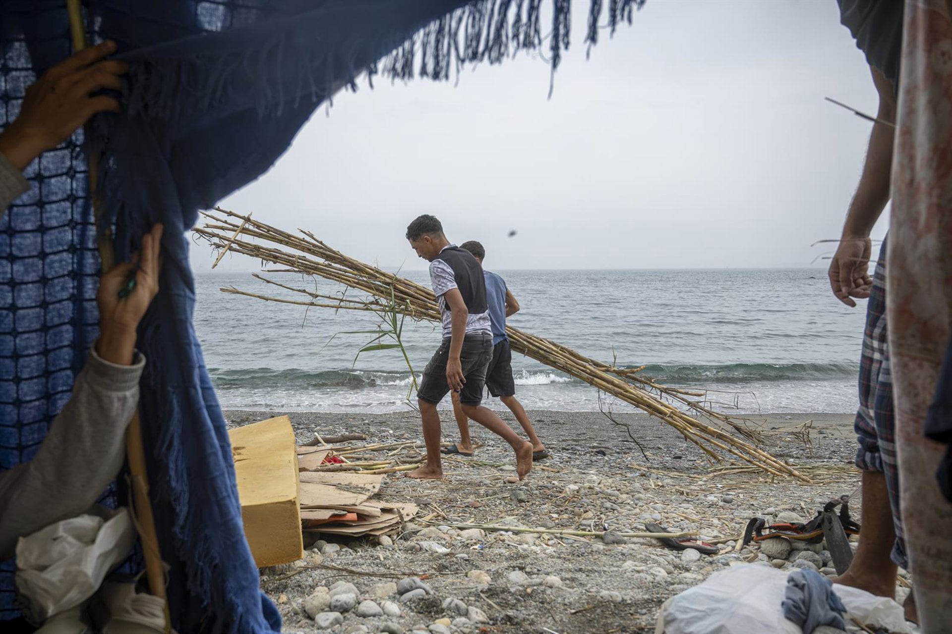 05/09/2026 Varios inmigrantes acampados en la playa, a 5 de septiembre de 2026, en Ceuta (España). El Gobierno asume el control del puerto de Ceuta para la