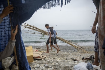 05/09/2026 Varios inmigrantes acampados en la playa, a 5 de septiembre de 2026, en Ceuta (España). El Gobierno asume el control del puerto de Ceuta para la "atención humanitaria" de personas migrantes en carpas y otros espacios, según dispone una resolución del Ministerio de Transportes y Movilidad Sostenible publicada este sábado, consultada por Europa Press. En concreto, el Departamento liderado por Óscar Puente autoriza a la Secretaría de Estado de Migraciones la utilización temporal de una superficie de 16.000 metros cuadrados de dominio público portuario situada en la Ampliación de Poniente, Fase I, de la zona de servicio del puerto de Ceuta.
POLITICA
Marcos Moreno - Europa Press