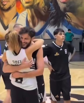 El abrazo entre la expareja que causó furor entre sus segudores (Captura de video)