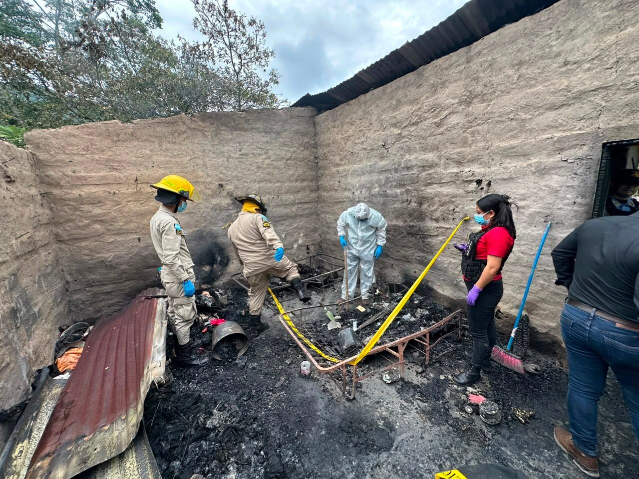 El Cuerpo de Bomberos realizó labores de enfriamiento y remoción de escombros tras controlar el incendio. Vecinos intentaron auxiliar a la persona afectada antes de la llegada de los cuerpos de socorro. (Foto: Cuerpo de Bomberos de Honduras)