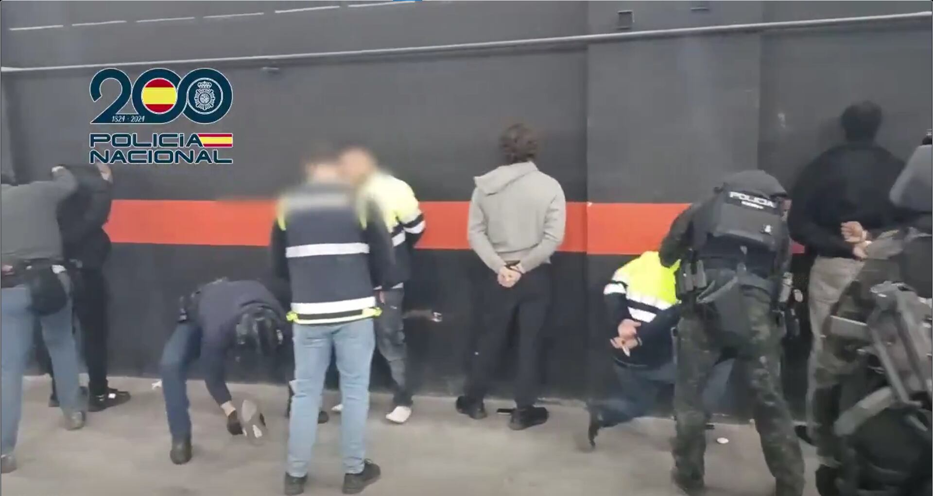 Agentes de la Policía Nacional muestran los captruados durante el operativo “Tocada Space”, la mayor incautación terrestre registrada en España - crédito Policía Nacional de España