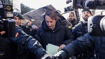 Pradas pide una reunión a