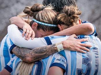 El equipo de Héctor Bracamonte alcanzó su primer título en el fútbol femenino (@RacingClub)
