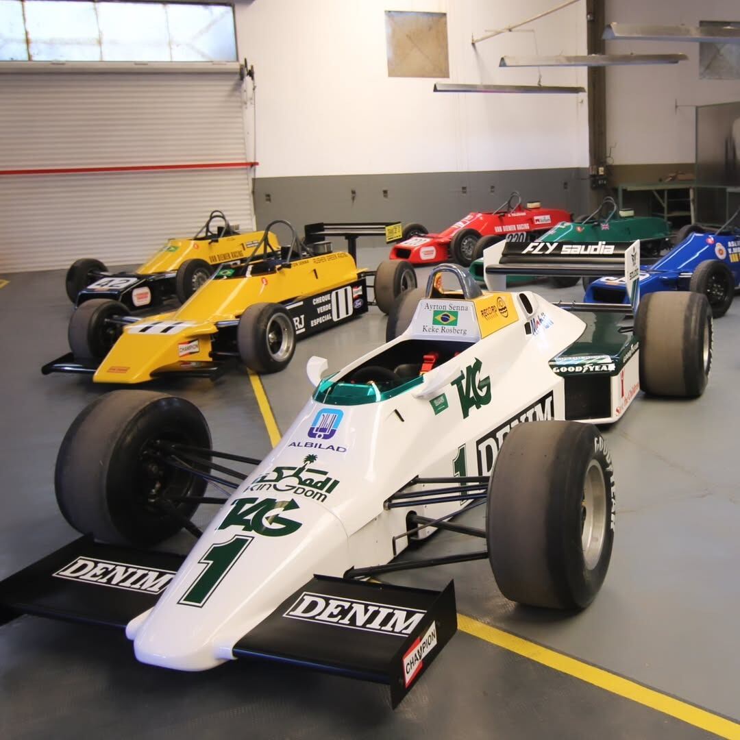 Las réplicas exactas de los autos de Ayrton Senna que se usaron en la serie de Netflix (@tulio_crespicompeticion)