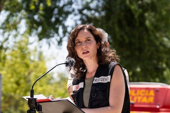 La presidenta de la Comunidad de Madrid, Isabel Díaz Ayuso, ofrece declaraciones a los medios, en el Puesto de Mando Avanzado de Navalcarnero, a 27 de julio de 2026. (Matias Chiofalo / Europa Press)