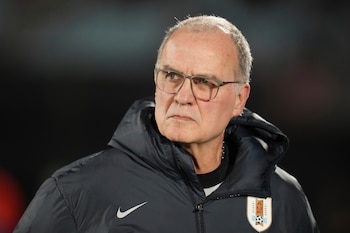 Marcelo Bielsa deberá decidir si continúa manteniendo al futbolista entre los convocados (AP)