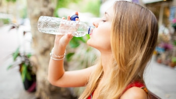 Qué ocurre en el cuerpo al beber demasiada agua y cuáles son sus riesgos