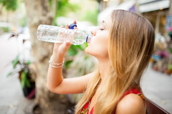 Beber demasiado agua puede tener efectos sobre la salud. (Magnific)