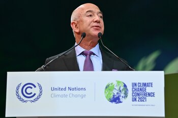 Jeff Bezos da un discurso