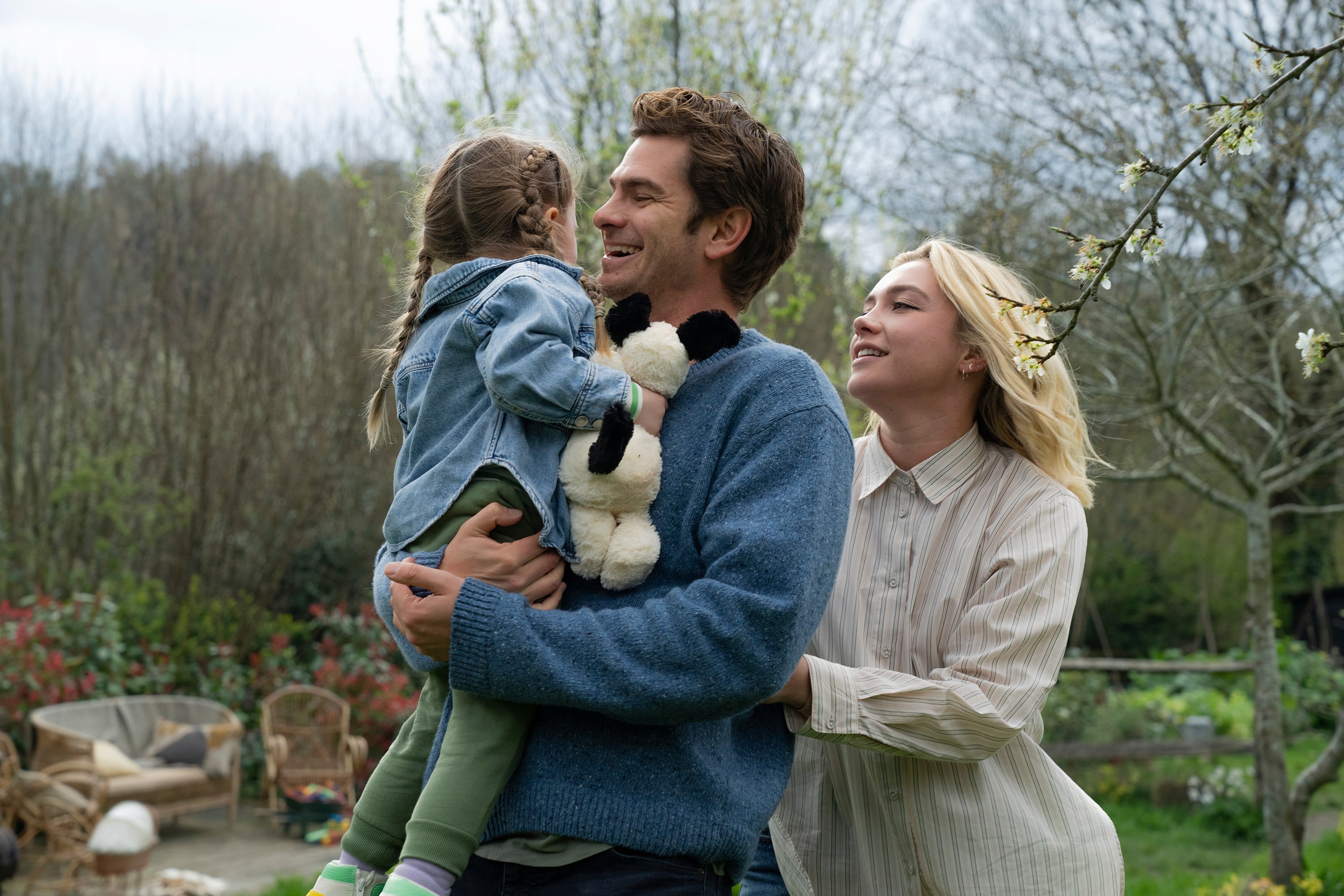 Esta imagen difundida por A24 muestra a Andrew Garfield, en el centro, y Florence Pugh, a la derecha, en una escena de
