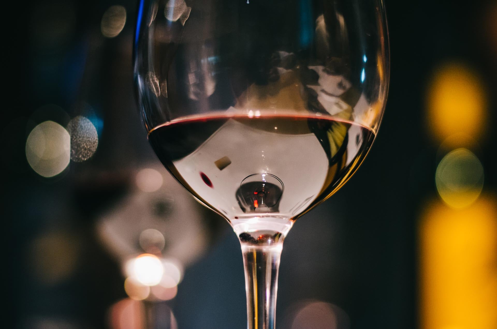 La variedad nació en Burdeos a partir del cruce natural de Cabernet Franc y Sauvignon Blanc (Freepik)