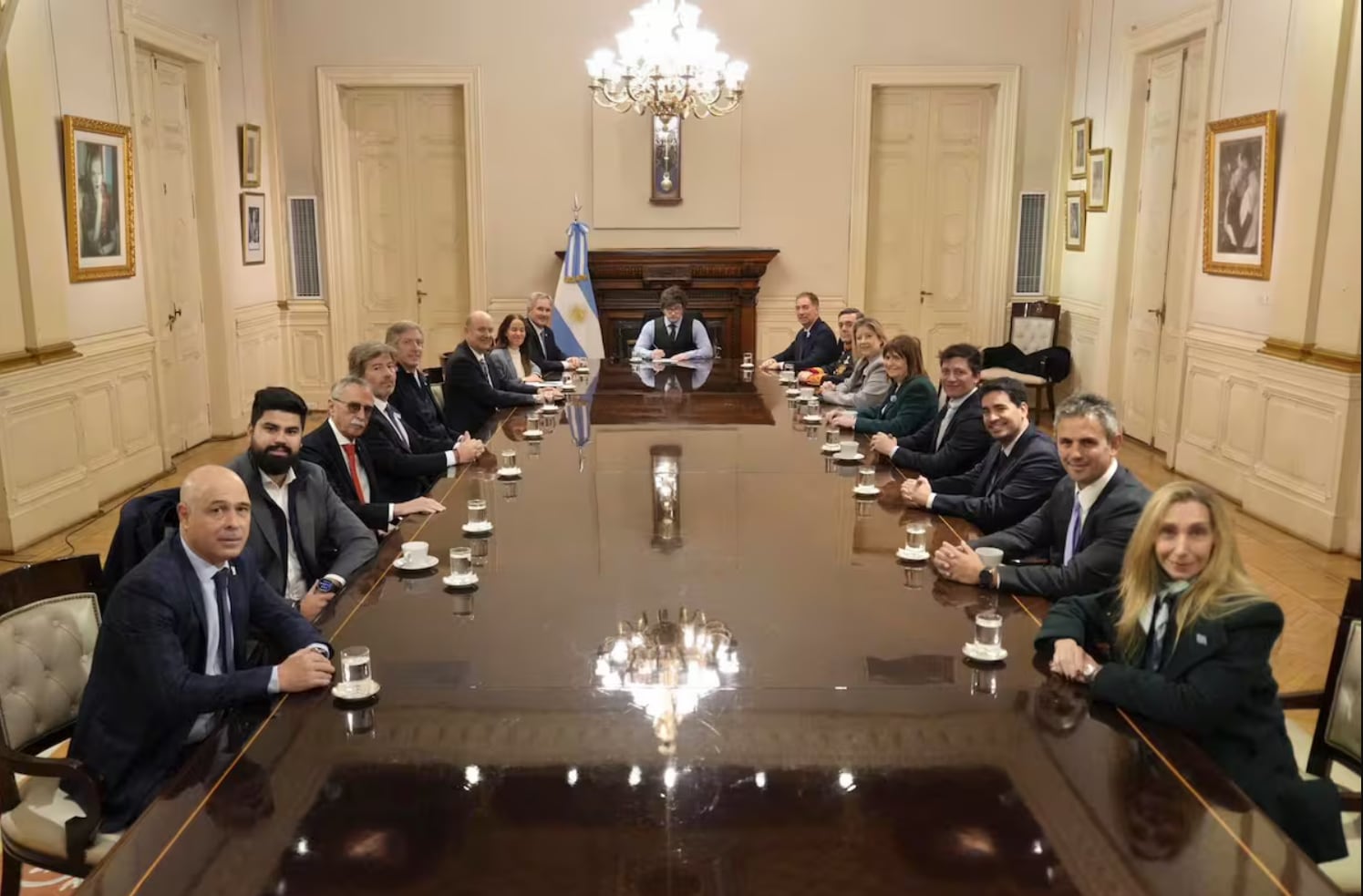 El presidente Javier Milei encabeza una reunión de Gabinete en Casa Rosada (imagen de archivo)