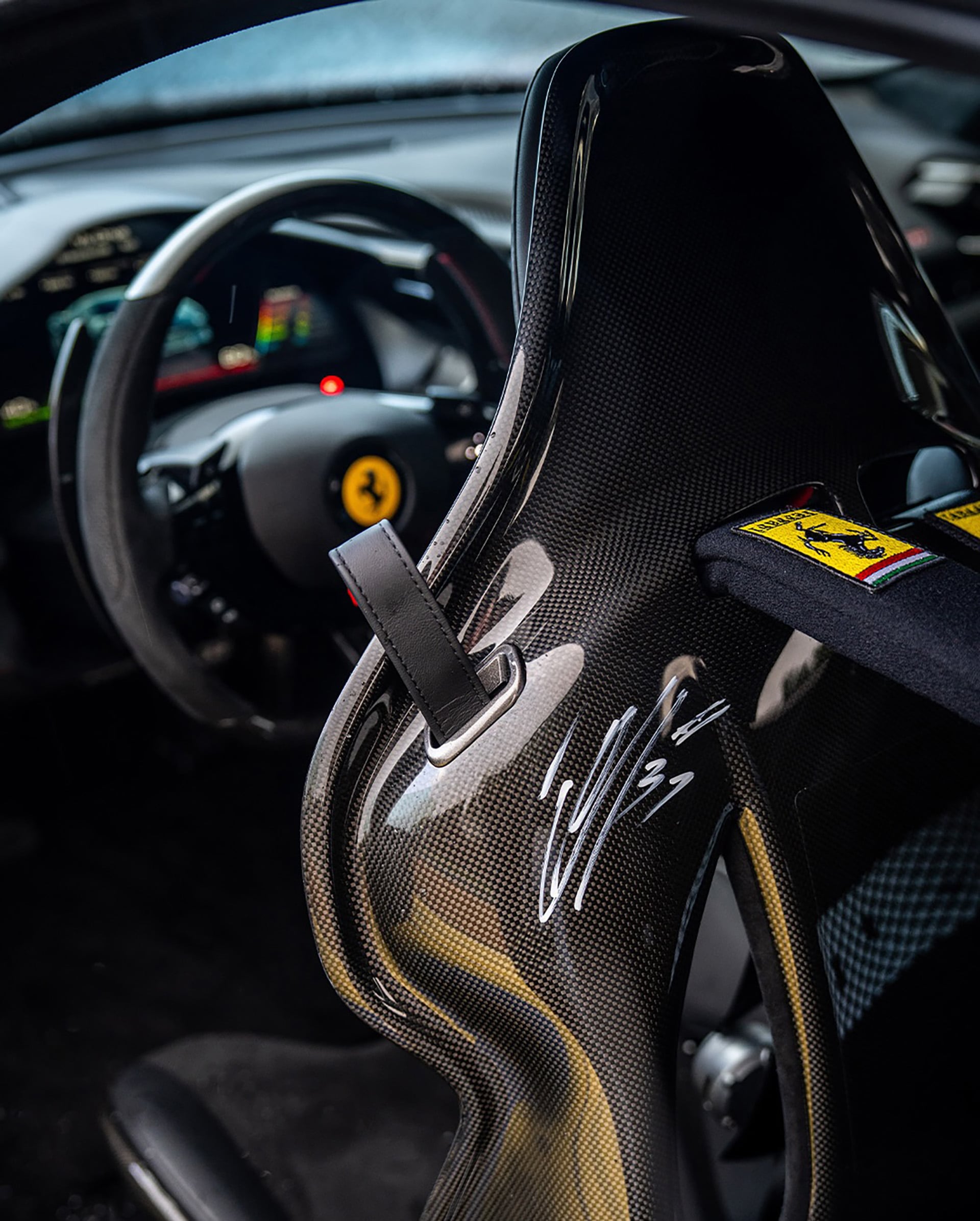 En el interior de Ferrari el asiento del conductor lleva la firma de Esteban Ocon