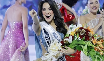 Melissa Núñez luciendo la banda y corona que la llevarán a representar al país en la 75.ª edición de Miss Universo en Puerto Rico (Cortesía: N Digital Multimedia).