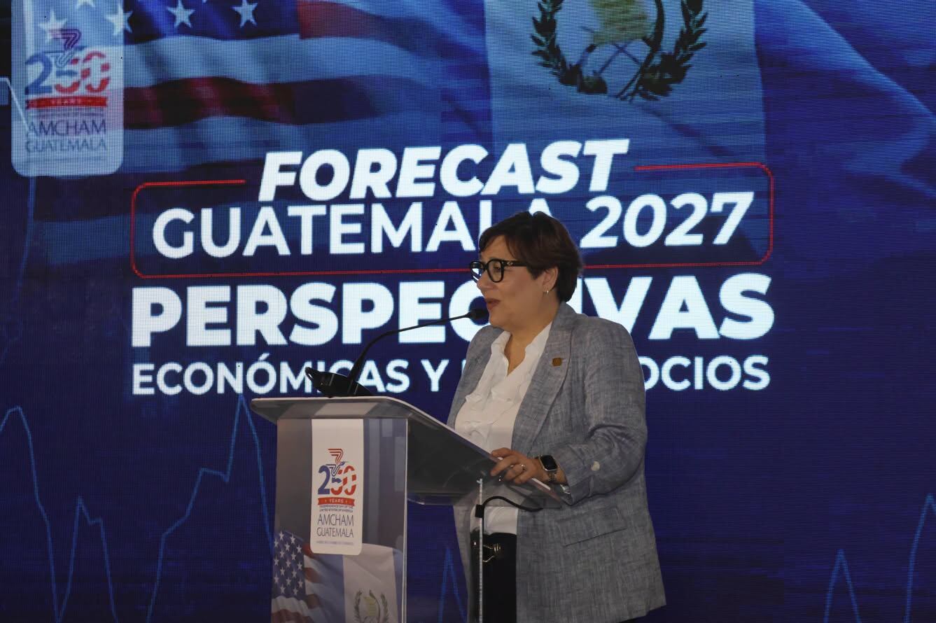 La directora ejecutiva de AmCham Guatemala, Waleska Sterkel, expone sobre las perspectivas económicas y de negocios para Guatemala en 2027 durante un evento. (AmchAm)