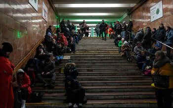 Residentes se refugian en una