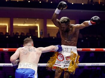 Saúl "Canelo" Álvarez trata de golpear a William Scull durante la pelea por los títulos supermedianos. Arena ANB, Riyadh, Arabia Saudita. 3 de mayo de 2025.
REUTERS/Hamad I Mohammed