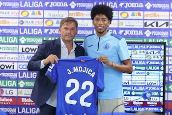 GETAFE (MADRID), 18/08/2026.- El defensa colombiano Johan Mojica (d), junto al director deportivo Toni Muñoz, durante su presentación como nuevo jugador del Getafe CF. EFE/Kiko Huesca