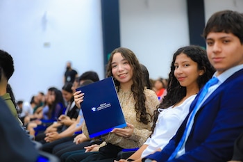 La ayuda que han recibido es para iniciar sus estudios universitarios en diferentes carreras en El Salvador. (Foto: Asamblea Legislativa)