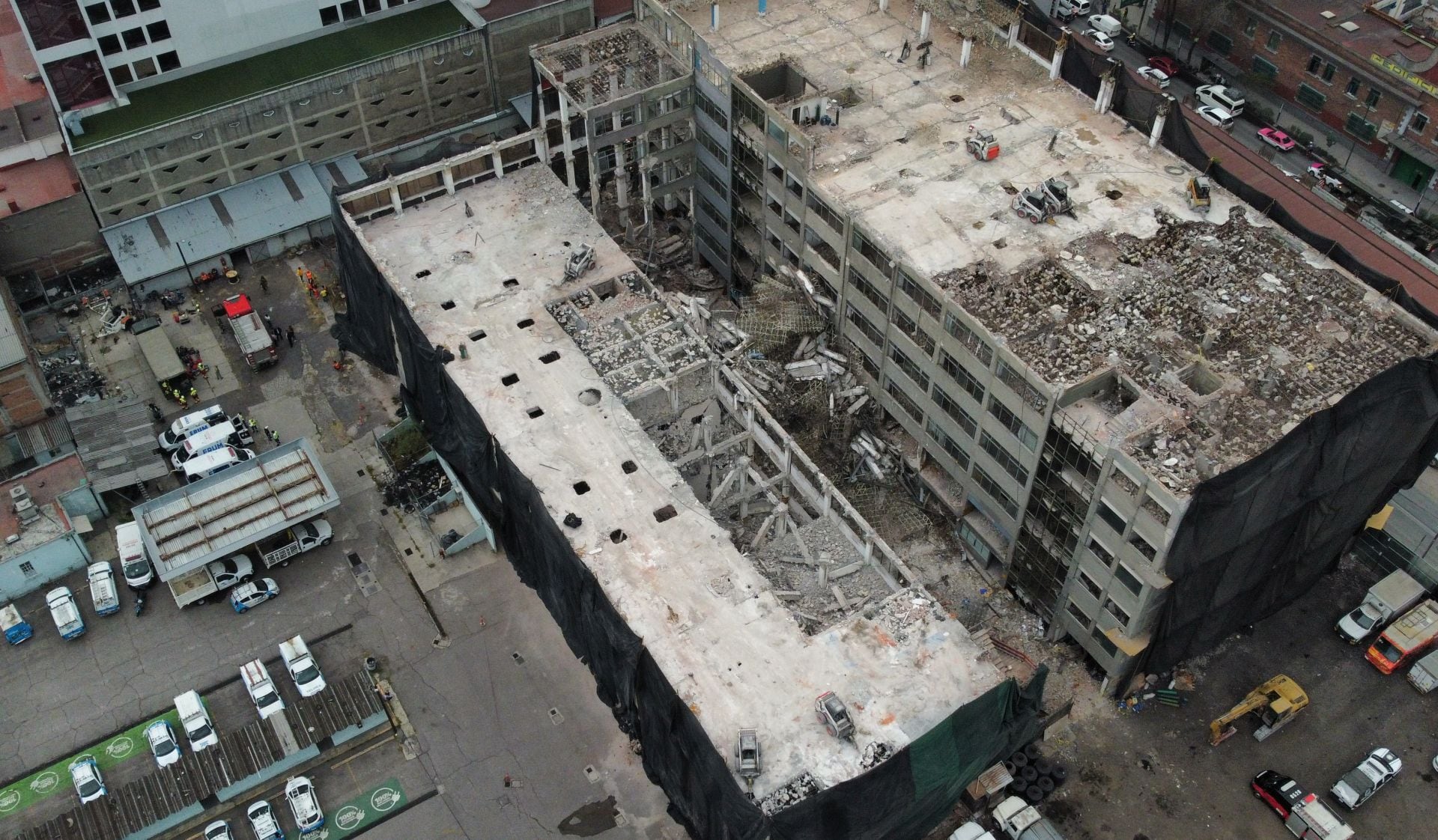 CIUDAD DE MÉXICO, 09MARZO2026.- Servicios de emergencia continúan laborando en el punto del derrumbe de un edificio en demolición sobre Calzada de Tlalpan. Trabajadores continúan bajo los escombros. FOTO: GALO CAÑAS/CUARTOSCURO.COM