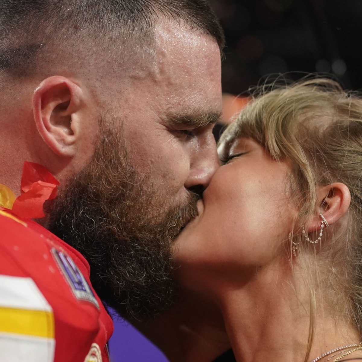 Taylor Swift y Travis Kelce celebrarán primer aniversario entre intensos rumores de compromiso - Infobae