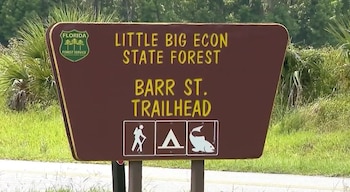 Cartel marrón de Little Big Econ State Forest y Barr St. Trailhead, con escudo del Servicio Forestal de Florida, senderismo, acampada, pesca