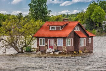Con su tejado rojo, la