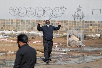 Un hombre levanta las manos