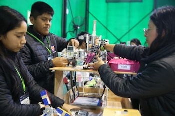 De acuerdo con el ministro de Educación Morgan Quero, esta silla multifuncional se distingue por mejorar la calidad de vida del usuario mediante tecnologías innovadoras. (Foto: Andina)