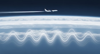 Ilustración de la atmósfera con un avión blanco dejando una estela. Capas de nubes y ondas luminosas blancas debajo, representando el calor atrapado.
