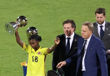 Linda Caicedo recibe el premio a mejor jugadora de la Copa América Femenina 2022
REUTERS/Luisa Gonzalez